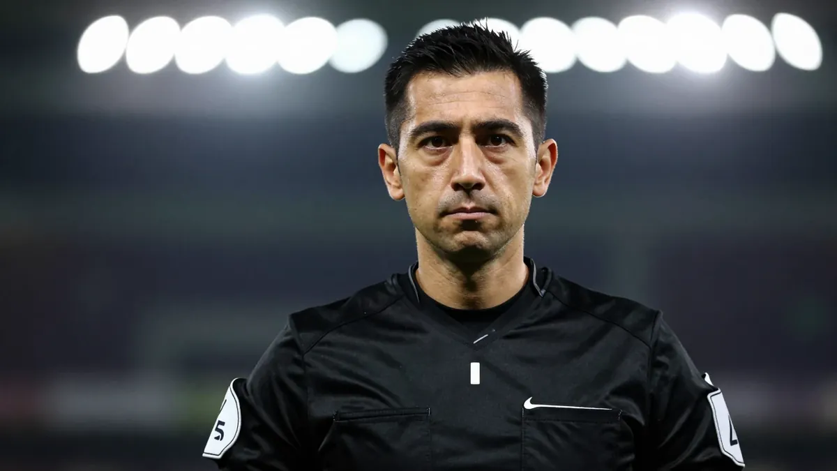 De aanstelling van Sander van der Eijk als scheidsrechter voor Ajax-PSV leidt tot felle kritiek van supporters, die de...