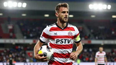 PSV Eindhoven heeft Filip Kostić officieel aangetrokken, de 33-jarige Servische winger die eerder bij Juventus speelde