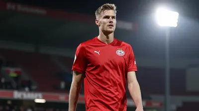 PSV Eindhoven struggles to protect right-back Jorg Schreuders against FC Groningen