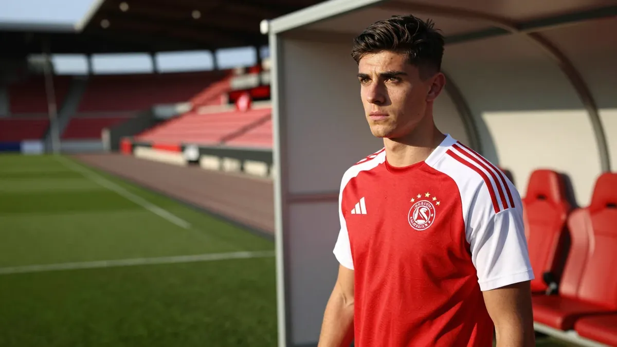 PSV Eindhoven staat op het punt middenvelder Joel van den Berg te verkopen aan Celtic voor ongeveer 3,4 miljoen pond